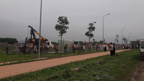 Xem xét xử lý người dân ném chất bẩn ngăn cản xây dựng ở khu đô thị vì chưa nhận đền bù - Ảnh 3. Xem xét xử lý người dân ném chất bẩn ngăn cản xây dựng ở khu đô thị vì chưa nhận đền bù - Ảnh 3.