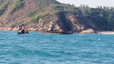 Hơn 3 năm sau bão, xác tàu bị đắm vẫn nằm ngay vùng biển cảng Quy Nhơn - Ảnh 3. Hơn 3 năm sau bão, xác tàu bị đắm vẫn nằm ngay vùng biển cảng Quy Nhơn - Ảnh 3.