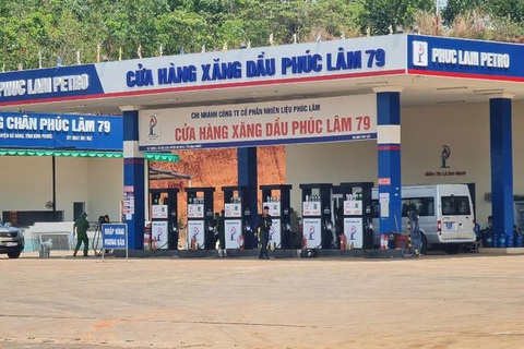 Phong tỏa, khám xét một cây xăng trên quốc lộ 14 liên quan vụ 2,7 triệu lít xăng giả - Ảnh 1. Phong tỏa, khám xét một cây xăng trên quốc lộ 14 liên quan vụ 2,7 triệu lít xăng giả - Ảnh 1.