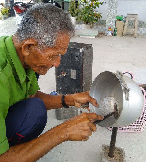Nhớ lắm, tiếng rao thời nghèo khó - Kỳ 3: Ai hàn nồi, vá chảo không? - Ảnh 3. Nhớ lắm, tiếng rao thời nghèo khó - Kỳ 3: Ai hàn nồi, vá chảo không? - Ảnh 3.