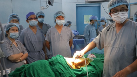 Bé trai 9 tuổi có thể đi học lại sau khi được cha cho thận để ghép - Ảnh 1. Bé trai 9 tuổi có thể đi học lại sau khi được cha cho thận để ghép - Ảnh 1.