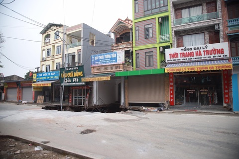 Hố tử thần đêm qua đo 30m2, sáng nay đã toác thành 50m2 - Ảnh 2. Hố tử thần đêm qua đo 30m2, sáng nay đã toác thành 50m2 - Ảnh 2.