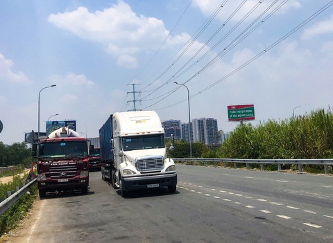 Chờ giờ vào cảng, vòng xoay biến thành bãi đáp xe container khủng - Ảnh 5. Chờ giờ vào cảng, vòng xoay biến thành bãi đáp xe container khủng - Ảnh 5.