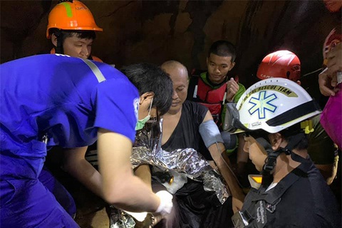 Nhà sư thiền trong hang động mắc kẹt 5 ngày vì lũ lên, 17 thợ lặn giải cứu - Ảnh 1. Nhà sư thiền trong hang động mắc kẹt 5 ngày vì lũ lên, 17 thợ lặn giải cứu - Ảnh 1.