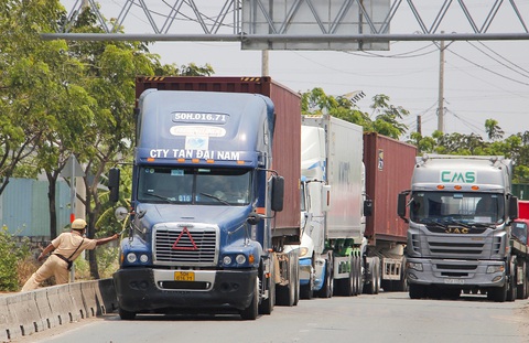 Chờ giờ vào cảng, vòng xoay biến thành bãi đáp xe container khủng - Ảnh 2. Chờ giờ vào cảng, vòng xoay biến thành bãi đáp xe container khủng - Ảnh 2.