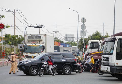 Chờ giờ vào cảng, vòng xoay biến thành bãi đáp xe container khủng - Ảnh 4. Chờ giờ vào cảng, vòng xoay biến thành bãi đáp xe container khủng - Ảnh 4.