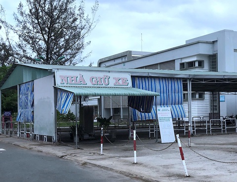 Nhà thầu khóa và chiếm giữ nhà xe bệnh viện, chủ tịch tỉnh yêu cầu công an vào cuộc - Ảnh 1. Nhà thầu khóa và chiếm giữ nhà xe bệnh viện, chủ tịch tỉnh yêu cầu công an vào cuộc - Ảnh 1.