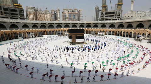 Saudi Arabia: Người miễn dịch với COVID-19 được hành hương đến Mecca - Ảnh 1. Saudi Arabia: Người miễn dịch với COVID-19 được hành hương đến Mecca - Ảnh 1.