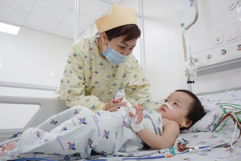 Bé Diệu Nhi đóng hậu môn tạm thành công, nằm ngoan sau hậu phẫu - Ảnh 1. Bé Diệu Nhi đóng hậu môn tạm thành công, nằm ngoan sau hậu phẫu - Ảnh 1.