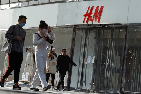 H&M và các công ty đa quốc gia tiến thoái lưỡng nan vì Tân Cương - Ảnh 3. H&M và các công ty đa quốc gia tiến thoái lưỡng nan vì Tân Cương - Ảnh 3.