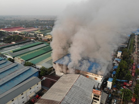 Nhiều vụ nổ lớn ở Myanmar, nhà máy may mặc của Trung Quốc nghi bị đốt - Ảnh 2. Nhiều vụ nổ lớn ở Myanmar, nhà máy may mặc của Trung Quốc nghi bị đốt - Ảnh 2.