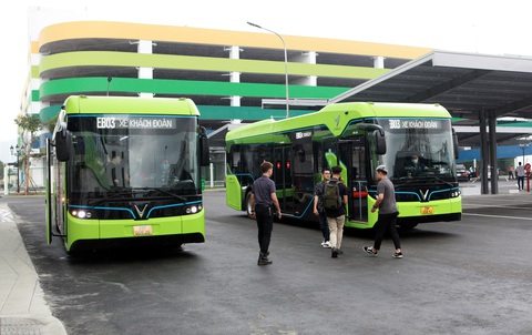Xe buýt điện thông minh đầu tiên của Việt Nam chính thức lăn bánh - Ảnh 3. Xe buýt điện thông minh đầu tiên của Việt Nam chính thức lăn bánh - Ảnh 3.