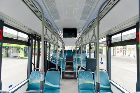 Xe buýt điện thông minh đầu tiên của Việt Nam chính thức lăn bánh - Ảnh 6. Xe buýt điện thông minh đầu tiên của Việt Nam chính thức lăn bánh - Ảnh 6.