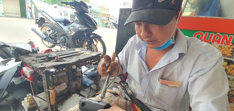 Nhớ lắm, tiếng rao thời nghèo khó - Kỳ 5: Quên sao được đôi dép nhựa hàn quai - Ảnh 2. Nhớ lắm, tiếng rao thời nghèo khó - Kỳ 5: Quên sao được đôi dép nhựa hàn quai - Ảnh 2.