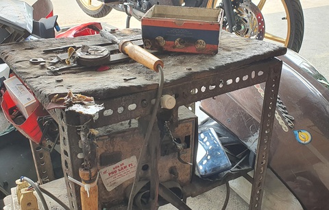 Nhớ lắm, tiếng rao thời nghèo khó - Kỳ 5: Quên sao được đôi dép nhựa hàn quai - Ảnh 1. Nhớ lắm, tiếng rao thời nghèo khó - Kỳ 5: Quên sao được đôi dép nhựa hàn quai - Ảnh 1.