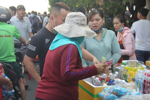 Vé chợ đen trận HAGL - Đà Nẵng tăng 10 lần, hơn 1 triệu đồng/cặp - Ảnh 3. Vé chợ đen trận HAGL - Đà Nẵng tăng 10 lần, hơn 1 triệu đồng/cặp - Ảnh 3.