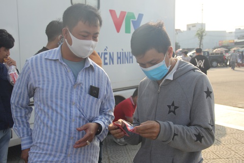 Vé chợ đen trận HAGL - Đà Nẵng tăng 10 lần, hơn 1 triệu đồng/cặp - Ảnh 5. Vé chợ đen trận HAGL - Đà Nẵng tăng 10 lần, hơn 1 triệu đồng/cặp - Ảnh 5.