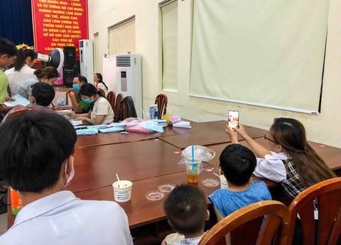 Phòng máy lạnh, trái cây, tivi, mở phim hài cho dân chờ làm căn cước công dân qua đêm - Ảnh 5. Phòng máy lạnh, trái cây, tivi, mở phim hài cho dân chờ làm căn cước công dân qua đêm - Ảnh 5.