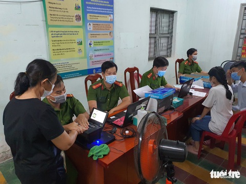 Phòng máy lạnh, trái cây, tivi, mở phim hài cho dân chờ làm căn cước công dân qua đêm - Ảnh 4. Phòng máy lạnh, trái cây, tivi, mở phim hài cho dân chờ làm căn cước công dân qua đêm - Ảnh 4.