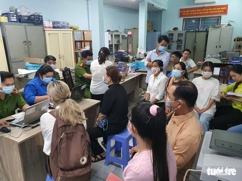 Phòng máy lạnh, trái cây, tivi, mở phim hài cho dân chờ làm căn cước công dân qua đêm - Ảnh 2. Phòng máy lạnh, trái cây, tivi, mở phim hài cho dân chờ làm căn cước công dân qua đêm - Ảnh 2.