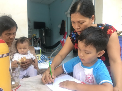 Gặp lại cậu bé 11 ngày tuổi bị dao đâm xuyên đầu: Thiên thần bé thơ vẫn cười vui - Ảnh 3. Gặp lại cậu bé 11 ngày tuổi bị dao đâm xuyên đầu: Thiên thần bé thơ vẫn cười vui - Ảnh 3.