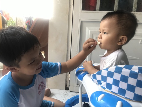 Gặp lại cậu bé 11 ngày tuổi bị dao đâm xuyên đầu: Thiên thần bé thơ vẫn cười vui - Ảnh 1. Gặp lại cậu bé 11 ngày tuổi bị dao đâm xuyên đầu: Thiên thần bé thơ vẫn cười vui - Ảnh 1.