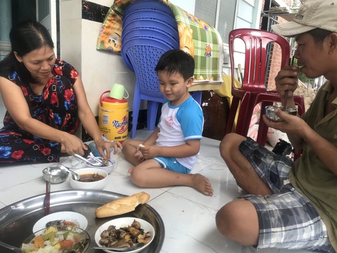 Gặp lại cậu bé 11 ngày tuổi bị dao đâm xuyên đầu: Thiên thần bé thơ vẫn cười vui - Ảnh 4. Gặp lại cậu bé 11 ngày tuổi bị dao đâm xuyên đầu: Thiên thần bé thơ vẫn cười vui - Ảnh 4.