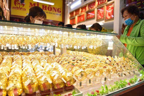 Giá vàng thế giới bất ngờ tăng vọt, nhưng xuất hiện cảnh báo rủi ro - Ảnh 1. Giá vàng thế giới bất ngờ tăng vọt, nhưng xuất hiện cảnh báo rủi ro - Ảnh 1.