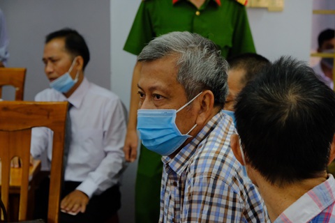 Áp giải đại gia Trịnh Sướng đến phiên tòa xét xử vụ án sản xuất, buôn bán xăng giả - Ảnh 4. Áp giải đại gia Trịnh Sướng đến phiên tòa xét xử vụ án sản xuất, buôn bán xăng giả - Ảnh 4.