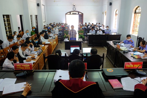 Áp giải đại gia Trịnh Sướng đến phiên tòa xét xử vụ án sản xuất, buôn bán xăng giả - Ảnh 3. Áp giải đại gia Trịnh Sướng đến phiên tòa xét xử vụ án sản xuất, buôn bán xăng giả - Ảnh 3.