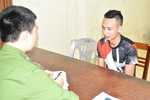 Lao ô tô vào tổ tuần tra rồi bỏ chạy cả trăm mét, mang theo cảnh sát trên nắp capô - Ảnh 2. Lao ô tô vào tổ tuần tra rồi bỏ chạy cả trăm mét, mang theo cảnh sát trên nắp capô - Ảnh 2.