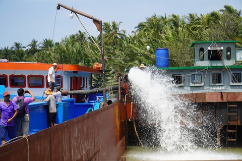Bến Tre hủy kế hoạch tăng giá nước sạch không bị nhiễm mặn trong mùa hạn mặn - Ảnh 2. Bến Tre hủy kế hoạch tăng giá nước sạch không bị nhiễm mặn trong mùa hạn mặn - Ảnh 2.