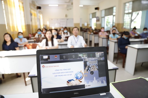 TP.HCM chọn 2-3 đầu sách giáo khoa lớp 2, 6, học sinh mua sách nào? - Ảnh 1. TP.HCM chọn 2-3 đầu sách giáo khoa lớp 2, 6, học sinh mua sách nào? - Ảnh 1.