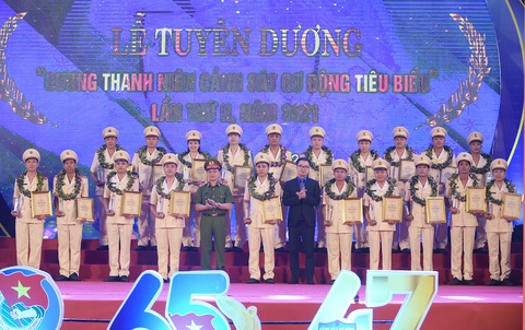 Tuổi trẻ cảnh sát cơ động đón nhận Huân chương Bảo vệ Tổ quốc hạng nhì - Ảnh 3. Tuổi trẻ cảnh sát cơ động đón nhận Huân chương Bảo vệ Tổ quốc hạng nhì - Ảnh 3.