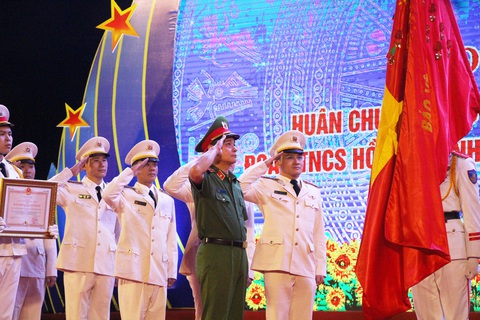 Tuổi trẻ cảnh sát cơ động đón nhận Huân chương Bảo vệ Tổ quốc hạng nhì - Ảnh 1. Tuổi trẻ cảnh sát cơ động đón nhận Huân chương Bảo vệ Tổ quốc hạng nhì - Ảnh 1.
