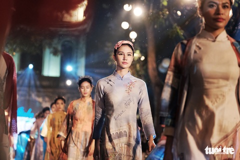 600 bộ áo dài của chúng ta tràn ngập Văn Miếu - Ảnh 1. 600 bộ áo dài của chúng ta tràn ngập Văn Miếu - Ảnh 1.