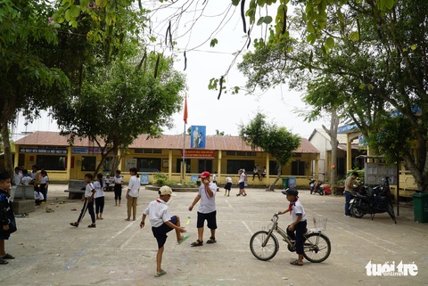 Vụ học sinh lớp 6 không đọc được chữ: Phụ huynh từng xin cho con... ở lại lớp - Ảnh 2. Vụ học sinh lớp 6 không đọc được chữ: Phụ huynh từng xin cho con... ở lại lớp - Ảnh 2.