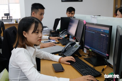Chợ chứng khoán lại nghỉ sớm vì tắc nghẽn, nhà đầu tư mới thấy hụt hẫng - Ảnh 1. Chợ chứng khoán lại nghỉ sớm vì tắc nghẽn, nhà đầu tư mới thấy hụt hẫng - Ảnh 1.