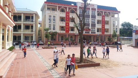 Ngồi chơi trên lan can tầng 2 của trường, học sinh lớp 9 ngã xuống đất bất tỉnh - Ảnh 1. Ngồi chơi trên lan can tầng 2 của trường, học sinh lớp 9 ngã xuống đất bất tỉnh - Ảnh 1.
