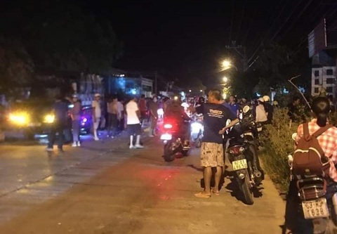 Ô tô tông liên hoàn nhiều xe máy, 2 người chết - Ảnh 2. Ô tô tông liên hoàn nhiều xe máy, 2 người chết - Ảnh 2.