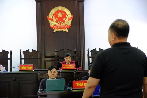 Xét xử đường dây xăng giả của đại gia Trịnh Sướng: chia 39 bị cáo thành 4 nhóm - Ảnh 3. Xét xử đường dây xăng giả của đại gia Trịnh Sướng: chia 39 bị cáo thành 4 nhóm - Ảnh 3.