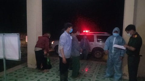 Vượt biên đi tìm dược liệu, 5 người bị đưa đi cách ly - Ảnh 2. Vượt biên đi tìm dược liệu, 5 người bị đưa đi cách ly - Ảnh 2.