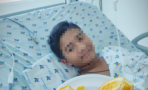 Bé trai bị rắn lục đuôi đỏ cắn 4 lần, gia đình đắp thuốc nam làm hoại tử - Ảnh 1. Bé trai bị rắn lục đuôi đỏ cắn 4 lần, gia đình đắp thuốc nam làm hoại tử - Ảnh 1.