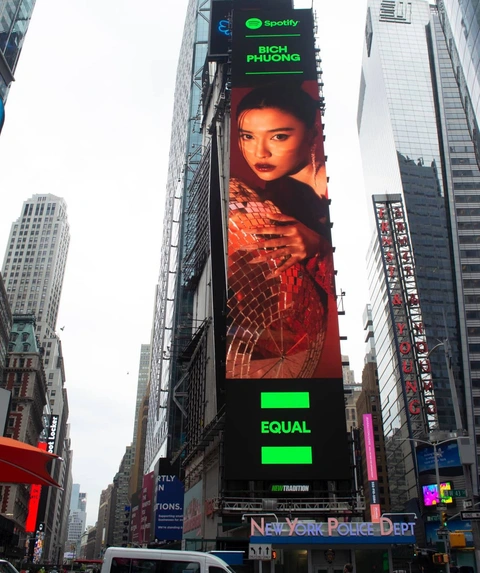 Hình ảnh Bích Phương xuất hiện ở quảng trường Thời Đại, New York - Ảnh 1. Hình ảnh Bích Phương xuất hiện ở quảng trường Thời Đại, New York - Ảnh 1.