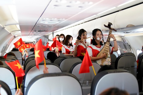 Tự hào tàu bay mang màu cờ Tổ quốc đi muôn nơi - Ảnh 2. Tự hào tàu bay mang màu cờ Tổ quốc đi muôn nơi - Ảnh 2.
