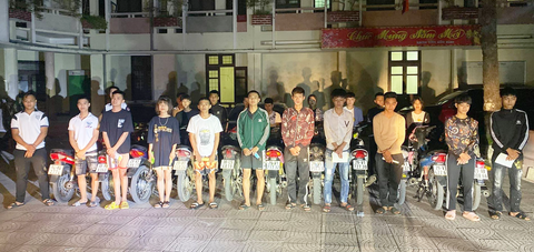 CSGT mật phục tóm gọn nhóm thanh niên đua xe quanh thành cổ Sơn Tây - Ảnh 1. CSGT mật phục tóm gọn nhóm thanh niên đua xe quanh thành cổ Sơn Tây - Ảnh 1.