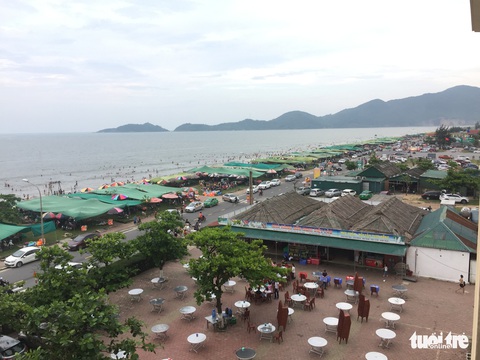 Hàng nghìn người đổ về biển ngày lễ, nhiều người không đeo khẩu trang - Ảnh 1. Hàng nghìn người đổ về biển ngày lễ, nhiều người không đeo khẩu trang - Ảnh 1.