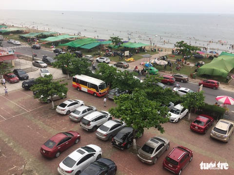 Hàng nghìn người đổ về biển ngày lễ, nhiều người không đeo khẩu trang - Ảnh 2. Hàng nghìn người đổ về biển ngày lễ, nhiều người không đeo khẩu trang - Ảnh 2.