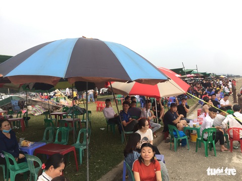 Hàng nghìn người đổ về biển ngày lễ, nhiều người không đeo khẩu trang - Ảnh 4. Hàng nghìn người đổ về biển ngày lễ, nhiều người không đeo khẩu trang - Ảnh 4.
