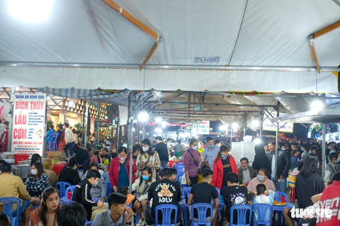 Thác người đổ về chợ đêm Đà Lạt, du khách hốt hoảng - Ảnh 8. Thác người đổ về chợ đêm Đà Lạt, du khách hốt hoảng - Ảnh 8.